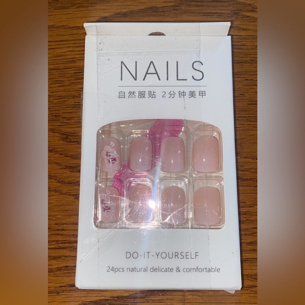NIB 24 Piece Floral Fake Nails